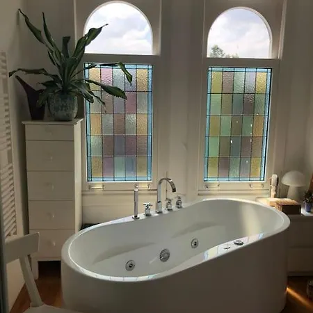 Stylish 3-bdrm Apt. W/ Terraces Next To The Den Haag