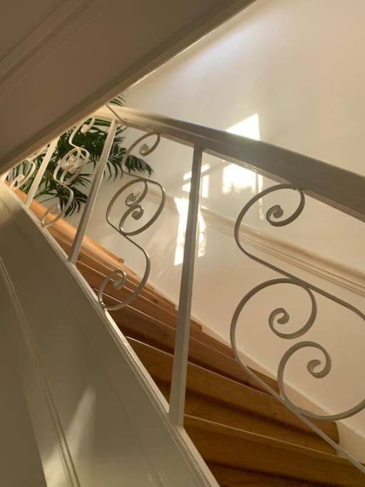 Stylish 3-bdrm Apt. W/ Terraces Next To The * Den Haag
