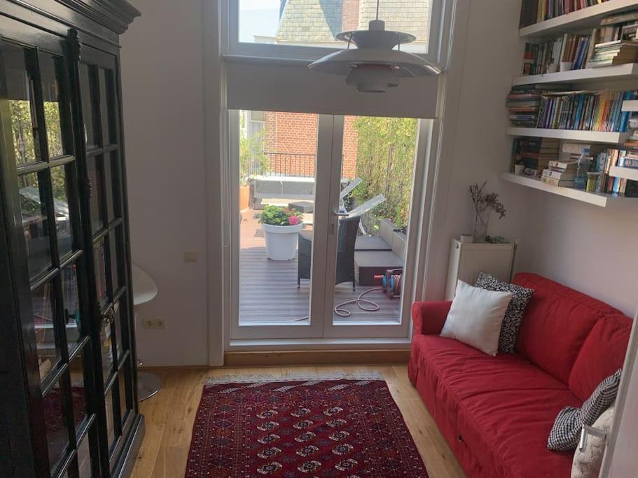 Stylish 3-bdrm Apt. W/ Terraces Next To The * Den Haag